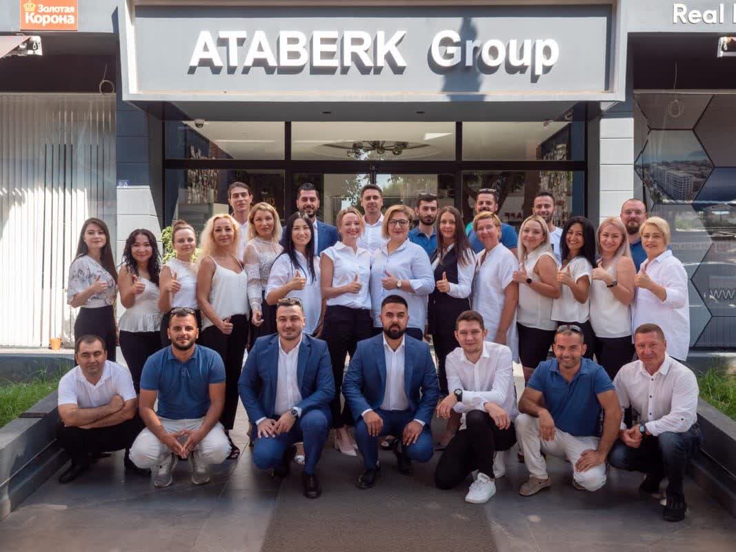 Команда Ataberk у офиса в Алании