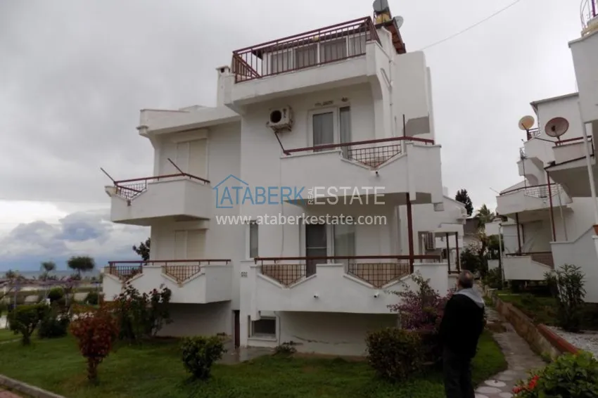 Трехэтажная смежная вилла с великолепным видом на море в районе Демирташ, Алания 1 