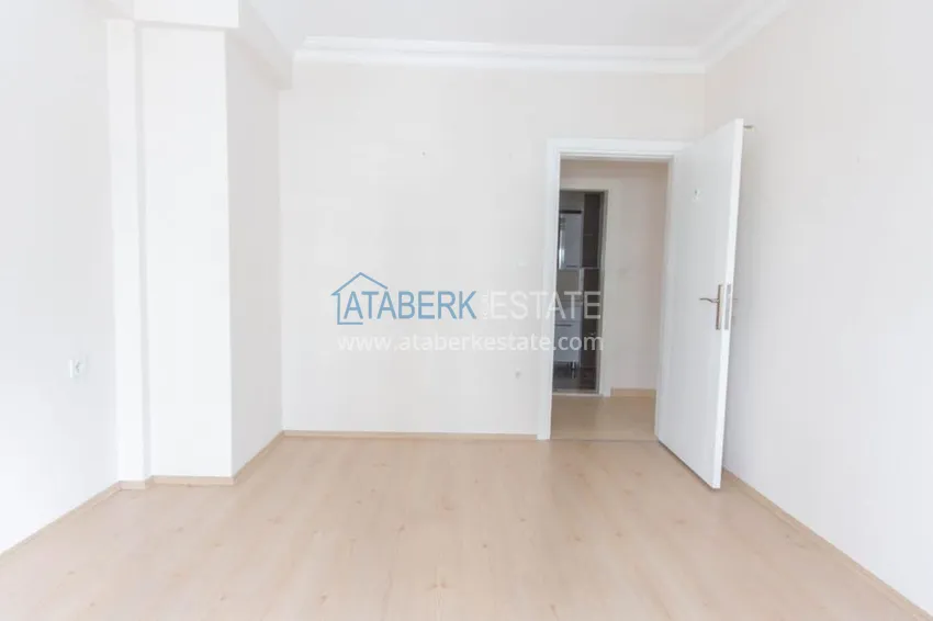 Приобрести Трехкомнатная квартира с отдельной кухней в комплексе с бассейном в районе Махмутлар 9 