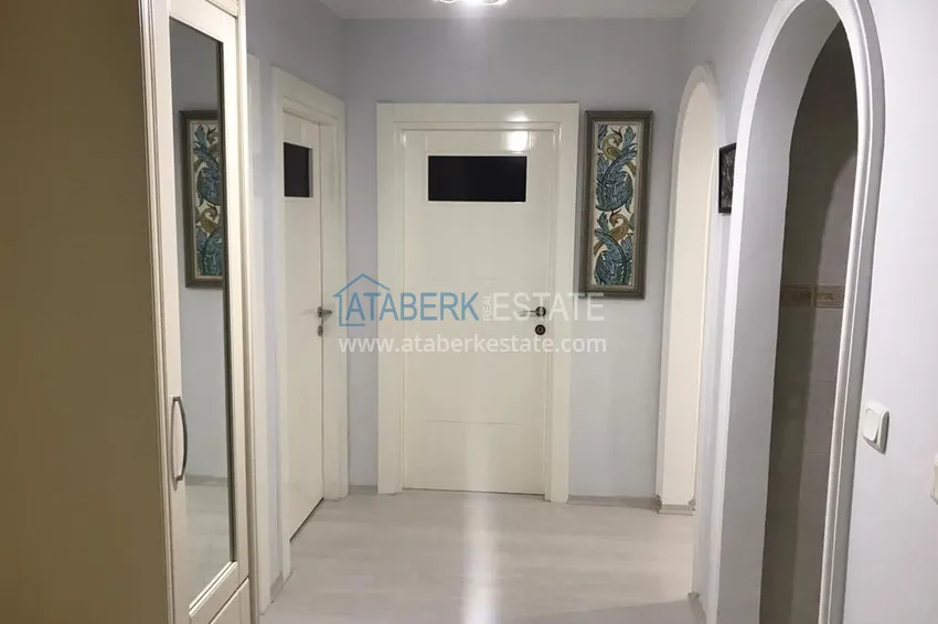 Приобрести Большая трехкомнатная квартира с отдельной кухней в районе пляжа Клеопатра  1 