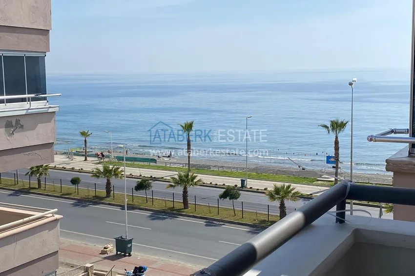Квартира в Махмутларе с видом на море в комплексе на первой береговой линии  1 
