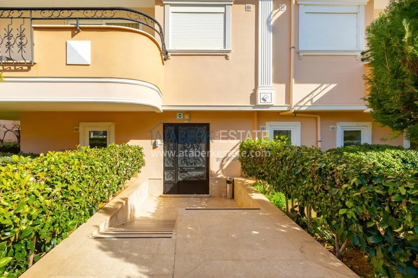 Квартиры и пентхаусы в районе Оба в современном жилом комплексе 16 