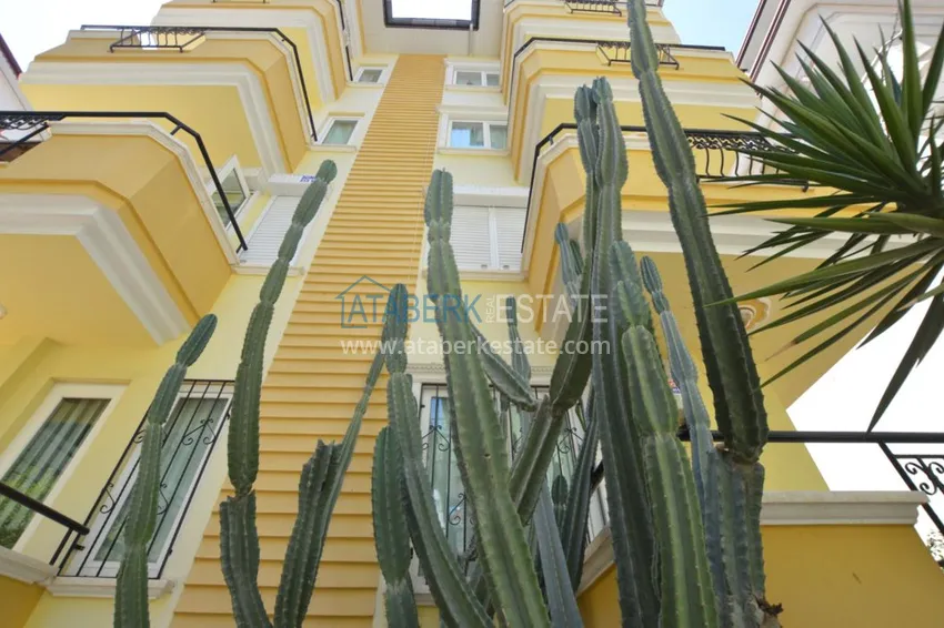 Квартира в центре Алании с мебелью и отдельной кухней в городском доме 3 