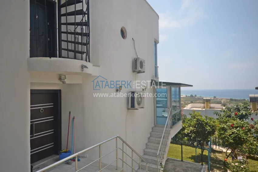 Трехуровневая смежная вилла в районе Демирташ с собственным садом 4 