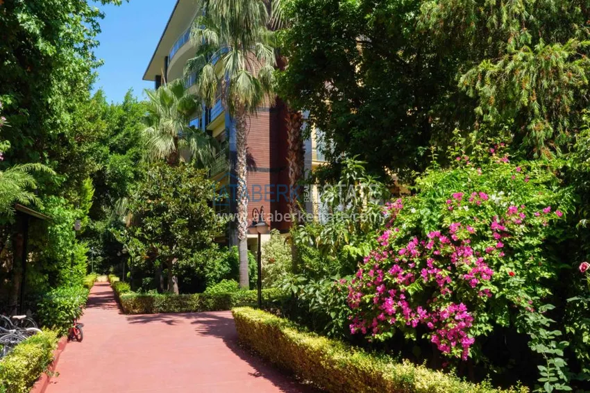 Квартира в Алании четырехкомнатная с отдельной кухней в элитном комплексе 22 