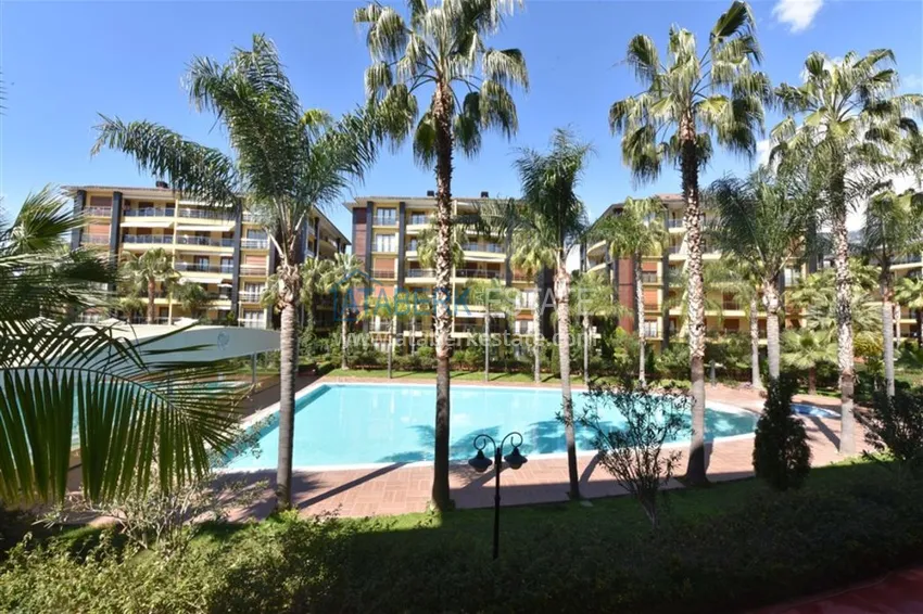 Квартира в Алании четырехкомнатная с отдельной кухней в элитном комплексе 5 