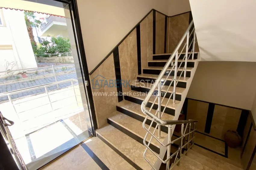 Дуплекс в районе Газипаша трехкомнатный в жилом доме  4 