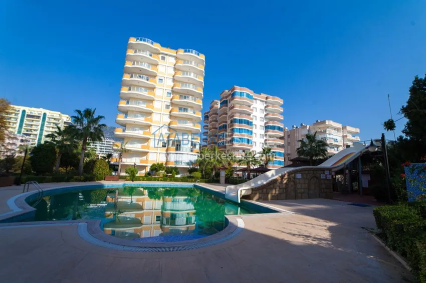 Квартира в Махмутларе меблированная с видом на горы и море в комплексе на первой линии 5 