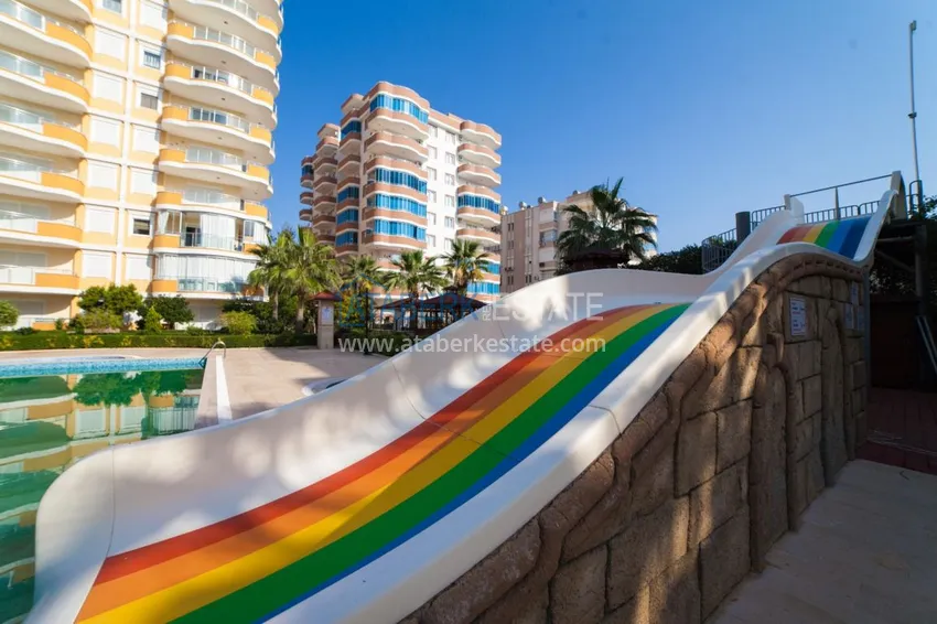 Квартира в Махмутларе меблированная с видом на горы и море в комплексе на первой линии 7 