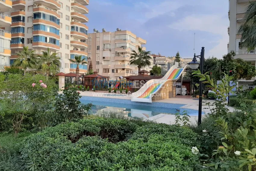 Квартира в Махмутларе меблированная с видом на горы и море в комплексе на первой линии 8 