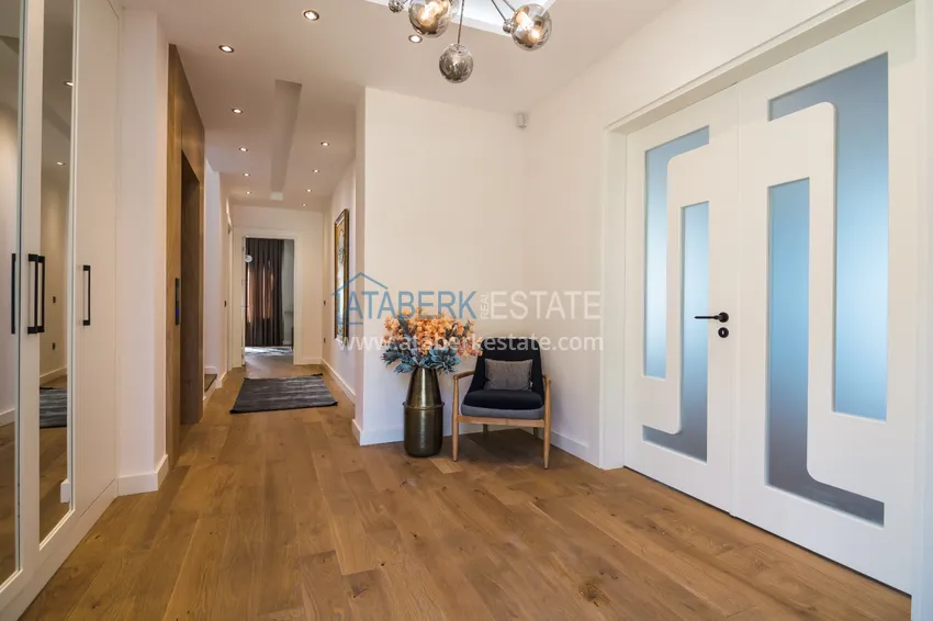 Приобрести Отдельно стоящая трехэтажная вилла в районе Кестель. С правом на гражданство!  1 