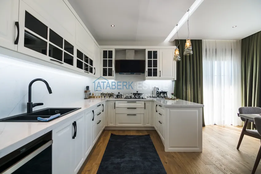 Приобрести Отдельно стоящая трехэтажная вилла в районе Кестель. С правом на гражданство!  4 