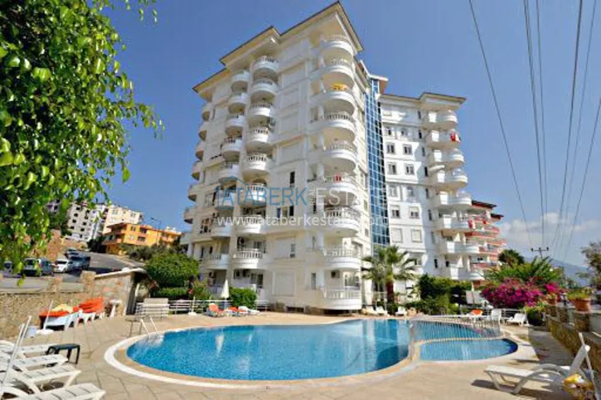 Просторная квартира в районе Тосмур с мебелью в комплексе на берегу горной реки  1 