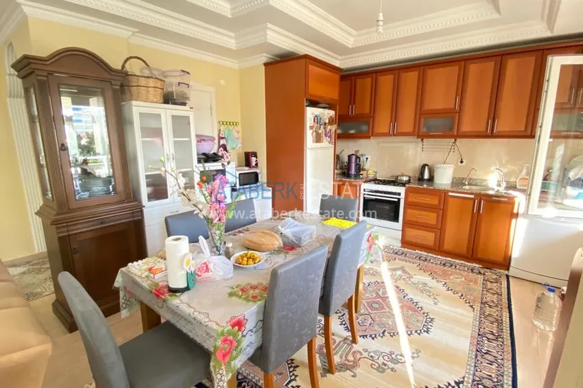 Приобрести Квартира в Махмутларе с мебелью и видом на горы с хорошо продуманной планировкой в комплексе городского типа 5 