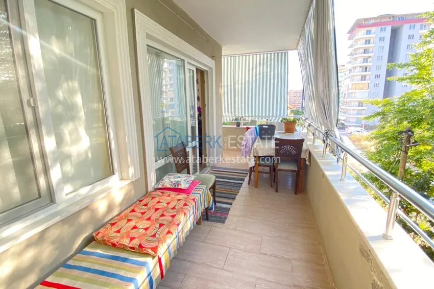 Приобрести Квартира в Махмутларе с мебелью и видом на горы с хорошо продуманной планировкой в комплексе городского типа 7 