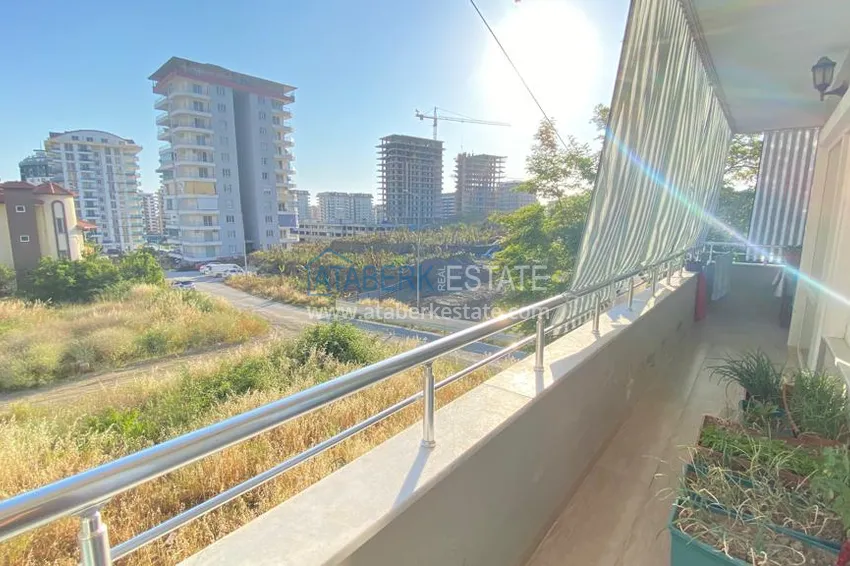 Приобрести Квартира в Махмутларе с мебелью и видом на горы с хорошо продуманной планировкой в комплексе городского типа 10 