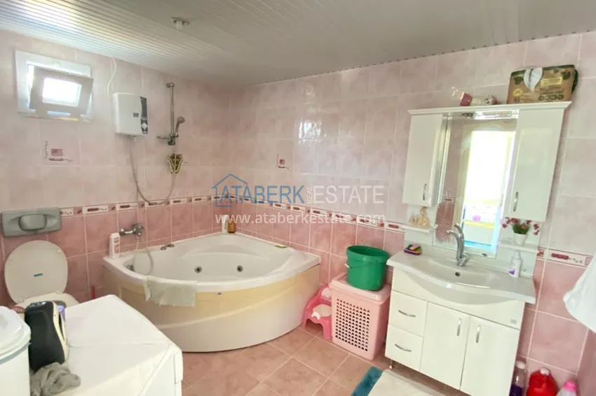 Приобрести Квартира в Махмутларе с мебелью и видом на горы с хорошо продуманной планировкой в комплексе городского типа 15 