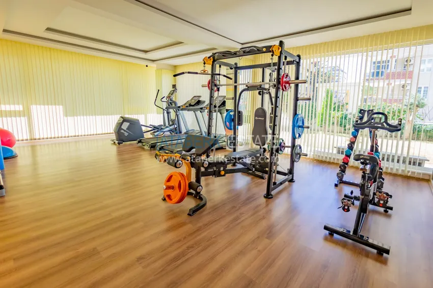 Квартира в Махмутларе меблированная с отдельной кухней и видом на горы располагает собственной охраняемой территорией с инфраструктурой 18 