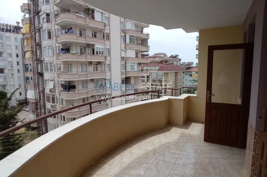 Приобрести Квартира в центре Алании четырехкомнатная с мебелью и отдельной кухней 23 