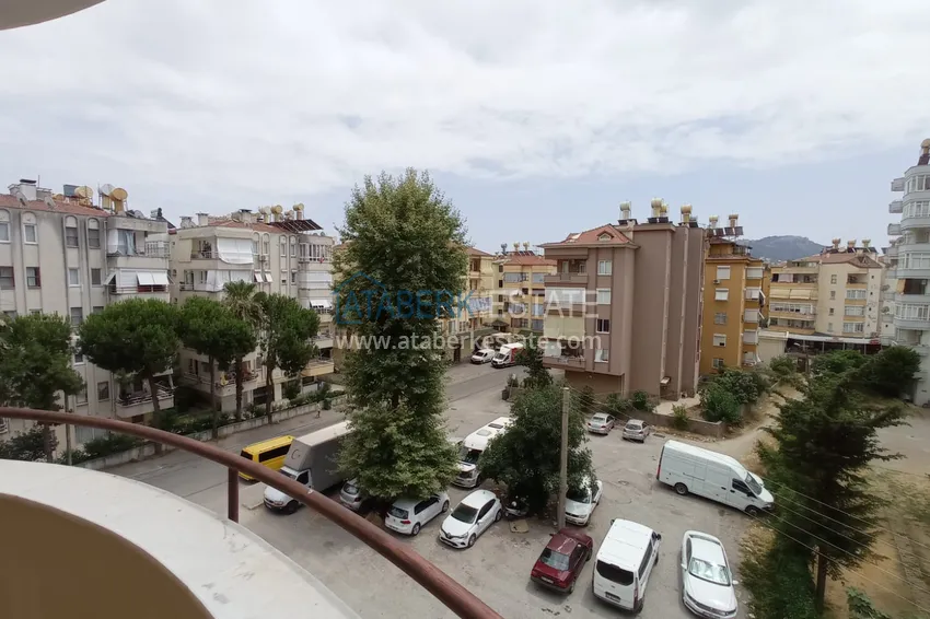 Приобрести Квартира в центре Алании четырехкомнатная с мебелью и отдельной кухней 26 