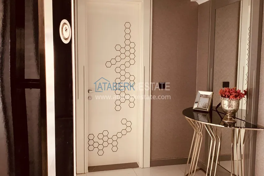 Приобрести Стильная квартира в историческом центре Алании с дизайнерским интерьером и видом на порт 1 