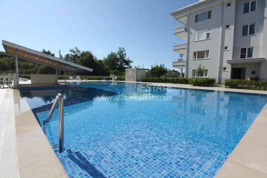 Меблированная квартира с выходом в сад и видом на горы в Алании, район Оба в уютном жилом комплексе 5 