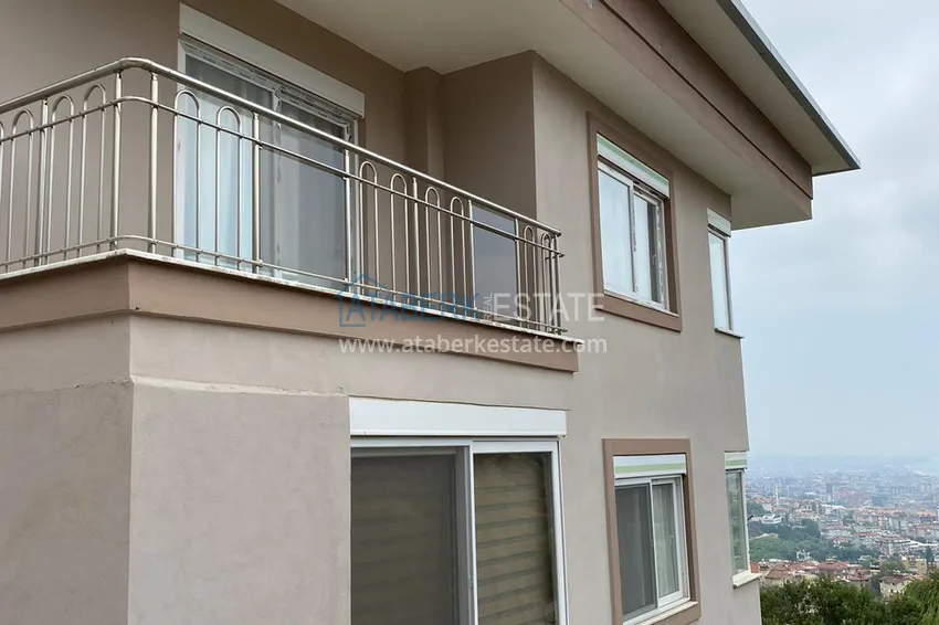 Трехкомнатная квартира с современным интерьером в Алании – горный район Тепе 4 