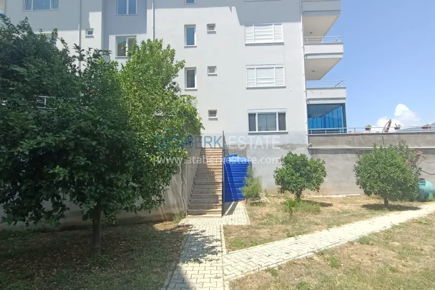 Меблированная квартира с выходом в сад и видом на горы в Алании, район Оба в уютном жилом комплексе 10 