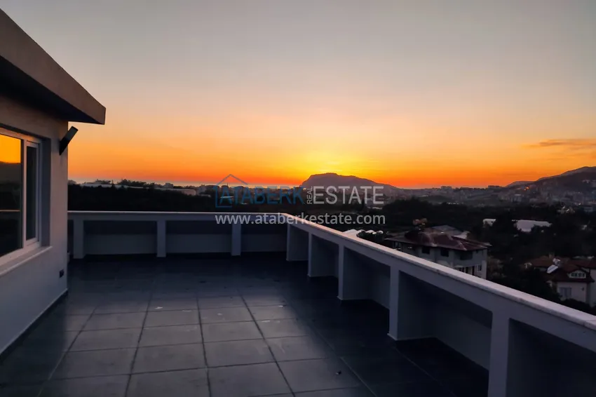 Квартира с выходом в сад и застеклённым балконом в Оба в уютном жилом комплексе 21 