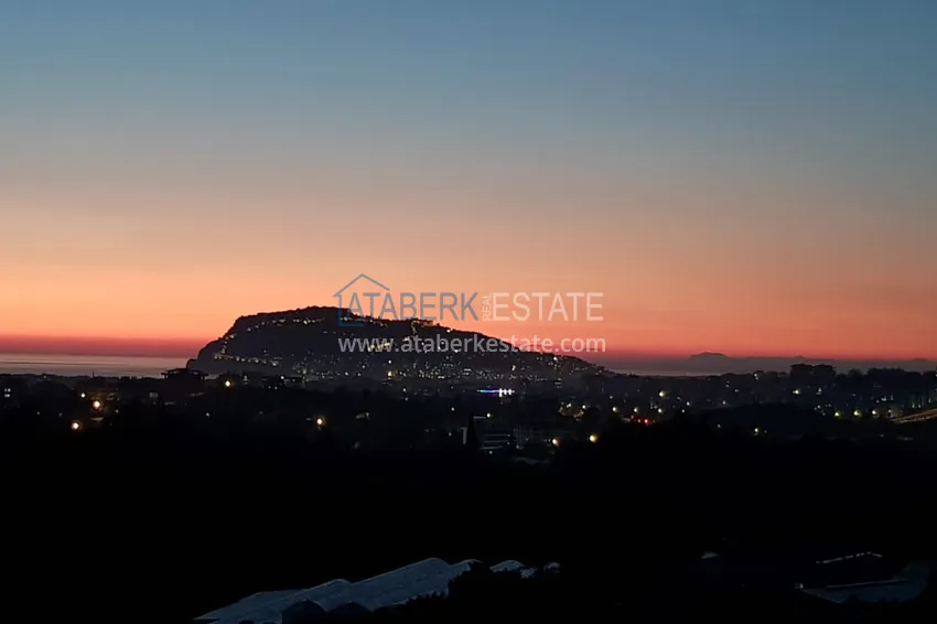 Квартира с выходом в сад и застеклённым балконом в Оба в уютном жилом комплексе 22 