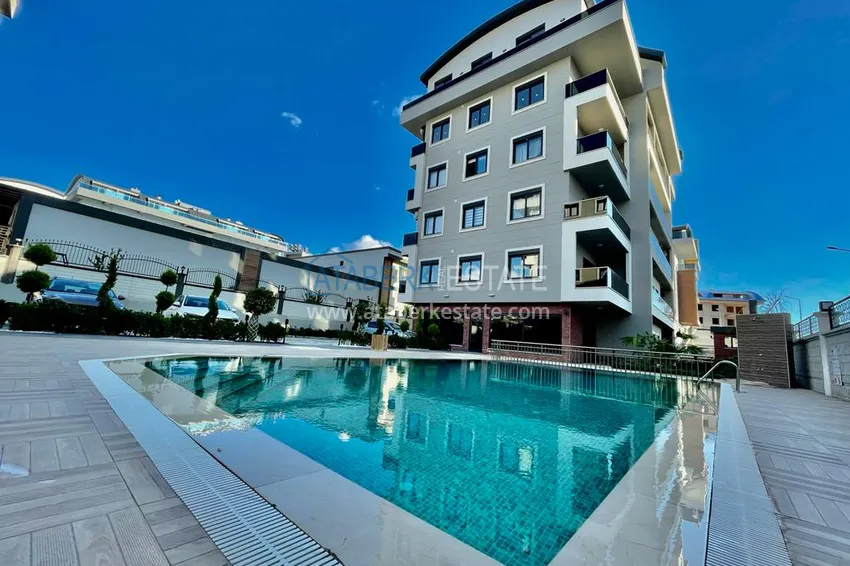 Квартира с выходом в сад, видом на горы и новой мебелью в районе Оба - Алания 1