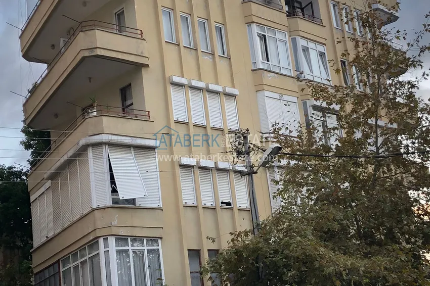 Двухкомнатная городская квартира с отдельной кухней в центре Алании в жилом турецком доме  2 