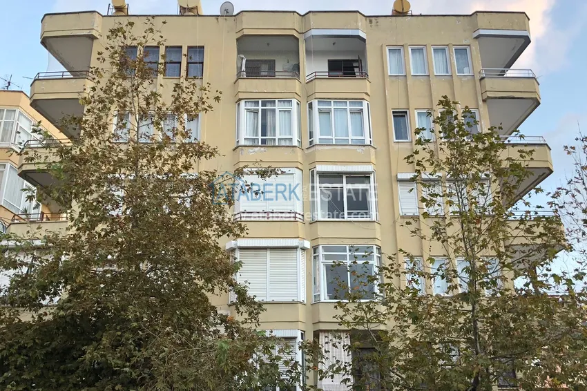 Двухкомнатная городская квартира с отдельной кухней в центре Алании в жилом турецком доме  1 