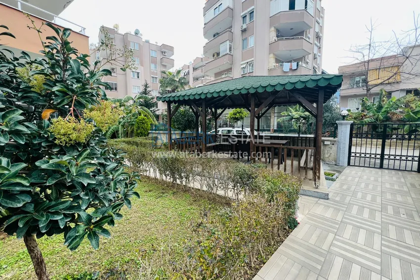 Просторная двухкомнатная квартира с тремя застеклёнными балконами в Алании, район Махмутлар 9 