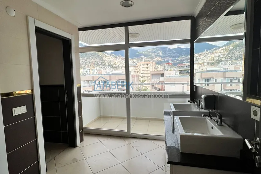 Огромная двухкомнатная квартира с мебелью в центре Алании, район пляжа Клеопатра 12 