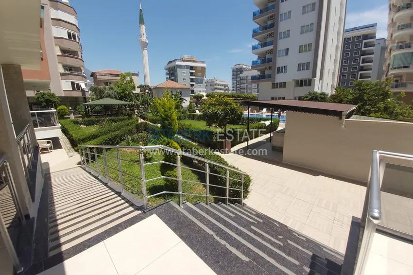 Просторная двухкомнатная квартира с тремя застеклёнными балконами в Алании, район Махмутлар 13 