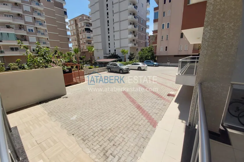 Просторная двухкомнатная квартира с тремя застеклёнными балконами в Алании, район Махмутлар 14 