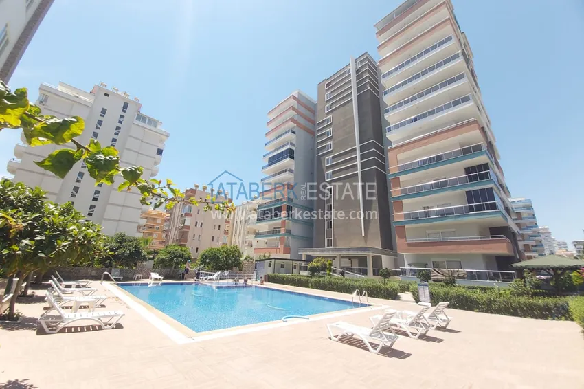 Просторная двухкомнатная квартира с тремя застеклёнными балконами в Алании, район Махмутлар 1 