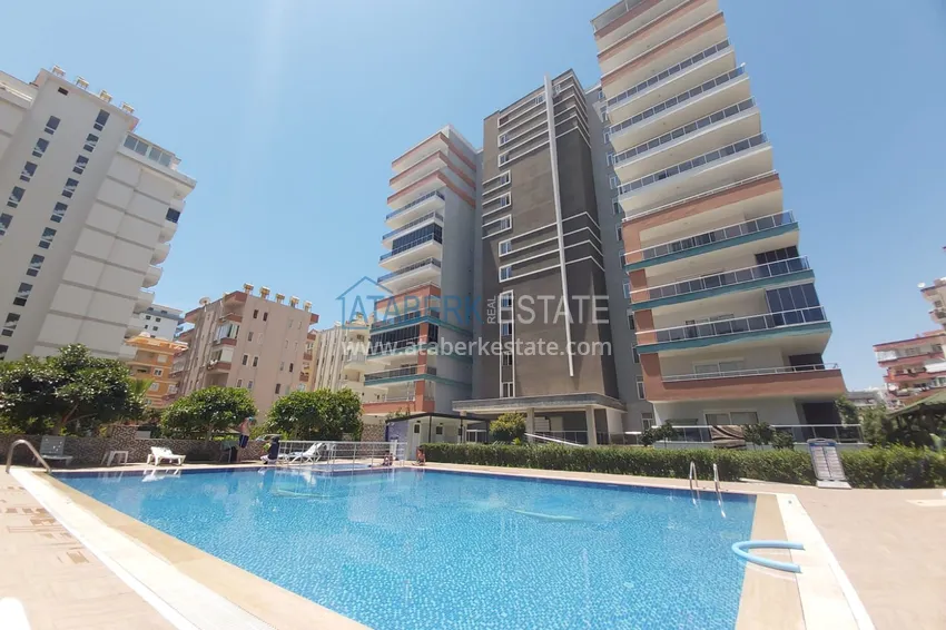 Просторная двухкомнатная квартира с тремя застеклёнными балконами в Алании, район Махмутлар 3 