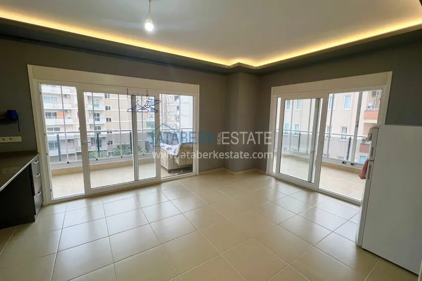 Приобрести Просторная двухкомнатная квартира с тремя застеклёнными балконами в Алании, район Махмутлар 3 