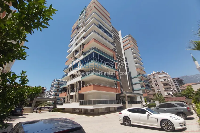 Просторная двухкомнатная квартира с тремя застеклёнными балконами в Алании, район Махмутлар 4 