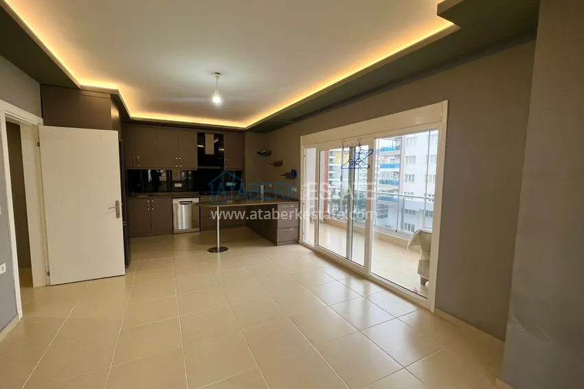 Приобрести Просторная двухкомнатная квартира с тремя застеклёнными балконами в Алании, район Махмутлар 4 