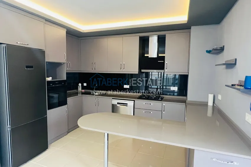 Приобрести Просторная двухкомнатная квартира с тремя застеклёнными балконами в Алании, район Махмутлар 5 