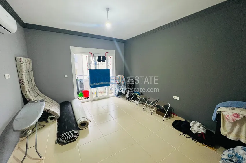 Приобрести Просторная двухкомнатная квартира с тремя застеклёнными балконами в Алании, район Махмутлар 6 