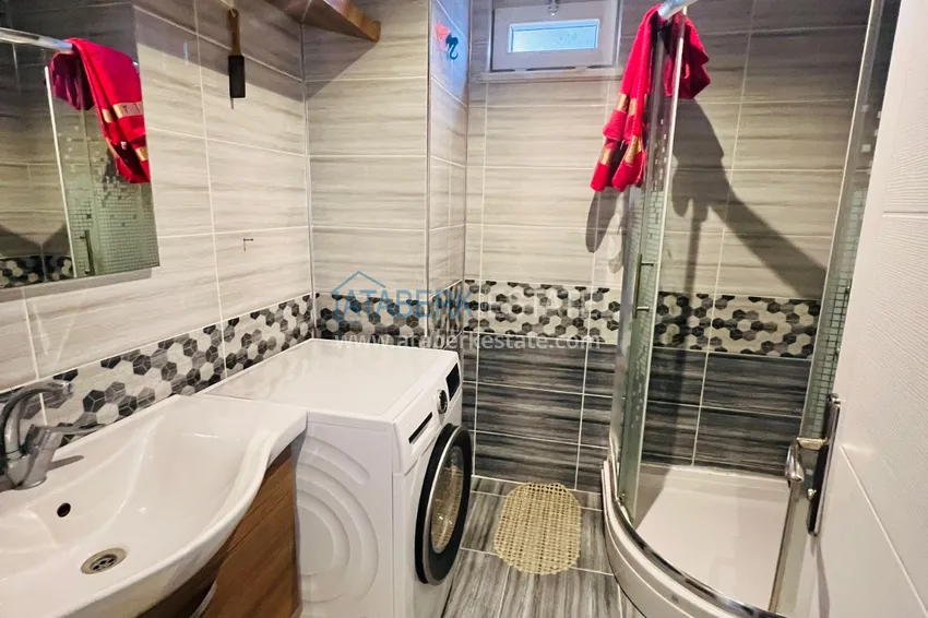 Приобрести Просторная двухкомнатная квартира с тремя застеклёнными балконами в Алании, район Махмутлар 7 