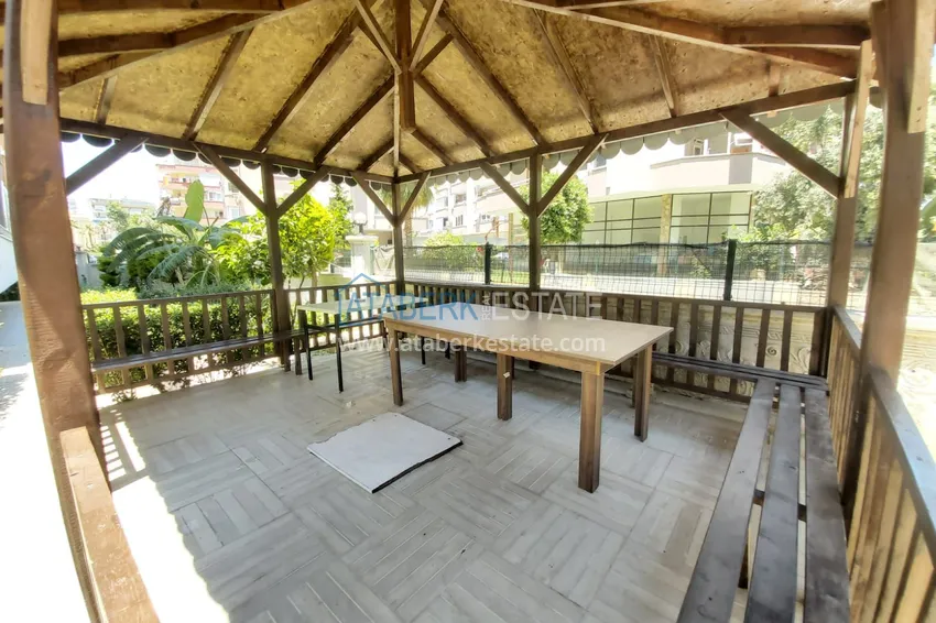 Просторная двухкомнатная квартира с тремя застеклёнными балконами в Алании, район Махмутлар 7 