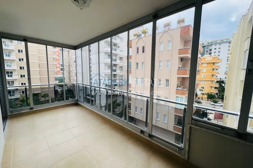 Приобрести Просторная двухкомнатная квартира с тремя застеклёнными балконами в Алании, район Махмутлар 8 