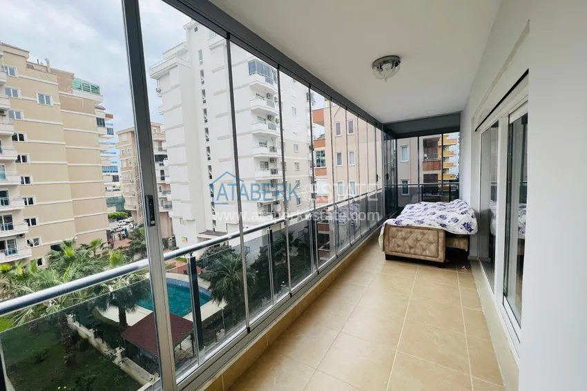 Приобрести Просторная двухкомнатная квартира с тремя застеклёнными балконами в Алании, район Махмутлар 9 