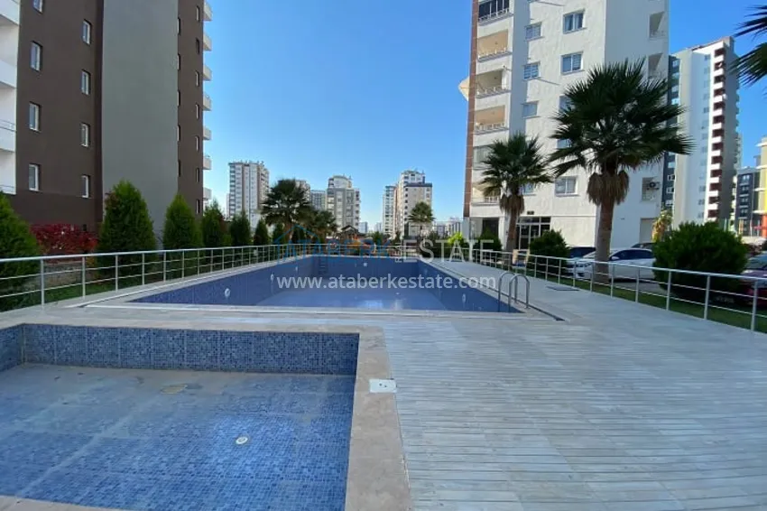 Квартира 3+1 с застекленными балконами, частично вид на море, в центральном районе Мерсина-Мезитли 2 