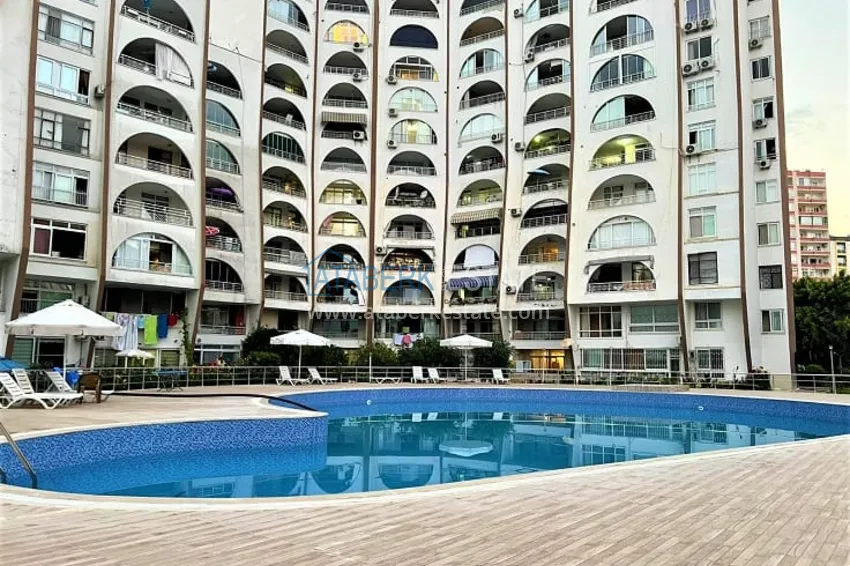 Просторная четырехкомнатная квартира на первой береговой линии район Мезитли-Мерсин 1 